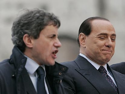 Gianni Alemanno (izquierda) y Silvio Berlusconi, en un acto electoral.