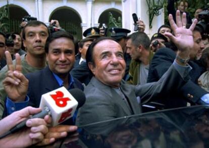 Carlos Menem, ayer, a la salida de una sede electoral en la provincia de La Rioja donde vive el ex presidente argentino y actual candidato a la presidencia. 

/ ASSOCIATED PRESS