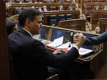 Pablo Iglesias saluda a Pedro Sánchez durante la moción de censura.