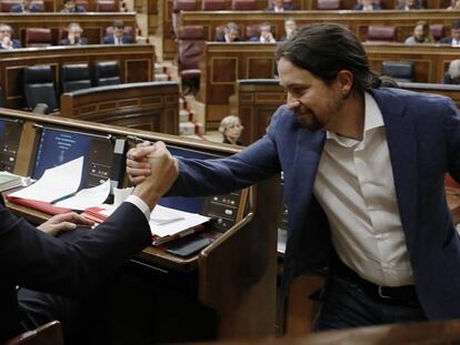 Pablo Iglesias saluda a Pedro Sánchez durante la moción de censura.