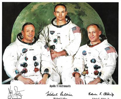 Neil Armstrong, Michael Collins y Buzz Aldrin en una foto dedicada para la Cofradía de la Virgen de Luna