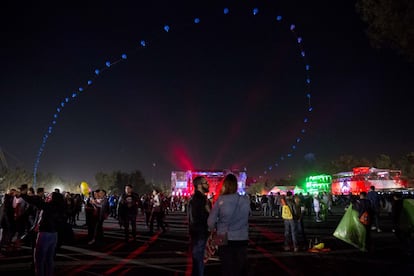 Globos en el aire, diversos puestos de comida, juegos y cuatro escenarios formaron parte del espectáculo.