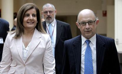 Los ministros Fátima Báñez y Cristóbal Montoro, en el Senado.