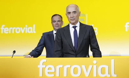 El presidente de Ferrovial, Rafael del Pino, y el consejero delegado del grupo, Íñigo Meirás.  