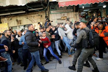 Enfrentamiento entre policías israelíes y palestinos en la Ciudad Vieja de Jerusalén.