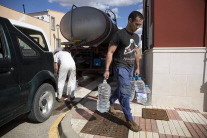 Un vecino de Fuente de Piedra (Málaga) recoge agua de un camión cisterna para abastecerse.