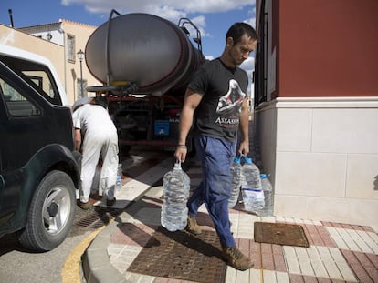 Un vecino de Fuente de Piedra (Málaga) recoge agua de un camión cisterna para abastecerse en 2019.