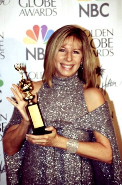 Barbra Streisand posa con uno de sus Globo de Oro.