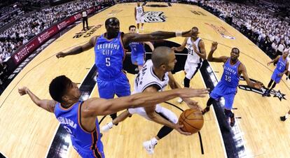 Los jugadores de Oklahoma City Thunder intentan bloquear a Tony Parker.