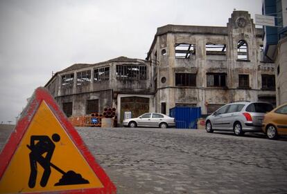 Obras de demolición en la emblemática factoría ferrolana que han provocado las protestas de la oposición municipal y del colegio de arquitectos.