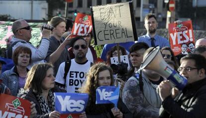 Partidarios del sí se manifiestan en Glasgow este jueves.