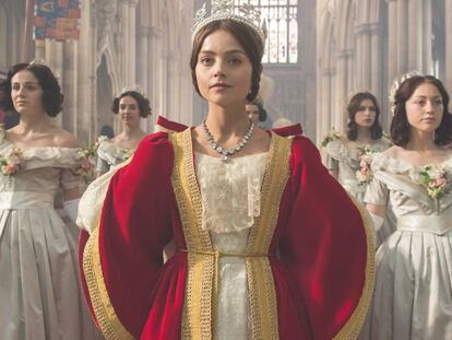 Jenna Coleman, caracterizada como la reina Victoria en la serie de ITV.