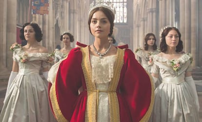 Jenna Coleman, caracterizada como la reina Victoria en la serie de ITV.