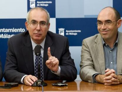 Moreno Brenes, entre Jos&eacute; Antonio Castro (izquierda) y el concejal Eduardo Zorrilla, que ser&aacute; nuevo portavoz, en el Ayuntamiento de M&aacute;laga. 