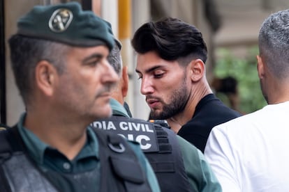 El futbolista Rafa Mir (c) llega escoltado por la Guardia Civil al juzgado 8 de Llíria (Valencia) para declarar ante la jueza tras dos días detenido después de haber sido denunciado por una doble agresión sexual.