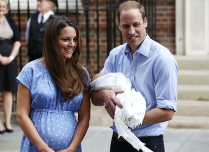 Los duques de Cambridge, con su niño.