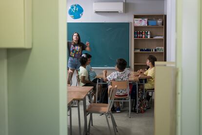 Alumnos de primaria de una escuela de L'Hospitalet, en una imagen de archivo.