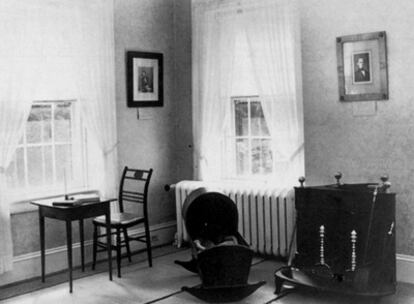 Dickinson vivió recluida en su casa de Amherst y mantuvo contacto con el exterior por correspondencia.