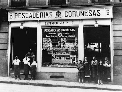 Imagen de 1920 de la expendeduría nº 5 de Pescaderías Coruñesas en la calle Recoletos. La foto pertenece al archivo histórico del establecimiento y puede encontrarse en el interior de libro 'Agallas. Pescaderías Coruñesas' (Editorial Planeta Gastro).