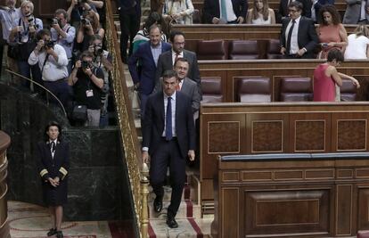 Pedro Sánchez abandona la Cámara al terminar el pleno. 