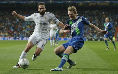 Carvajal frena un avance de Sch&uuml;rrle.