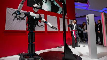Presentaci&oacute;n de un robot con tecnolog&iacute;a 5G en el Mobile World Congress en Barcelona.