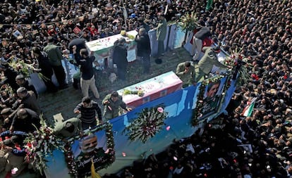 Centenas de pessoas se reúnem em torno de um veículo carregando o caixão do general iraniano Qasem Soleimani, nesta terça-feira.