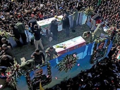 Centenas de pessoas se reúnem em torno de um veículo carregando o caixão do general iraniano Qasem Soleimani, nesta terça-feira.