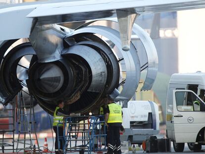 Técnicos de Lufthansa inspeccionan una de las turbinas de un avión en el aeropuerto de Francfort.