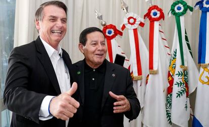 Bolsonaro e Mourão no dia 30 de março.