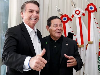 Bolsonaro e Mourão no dia 30 de março.