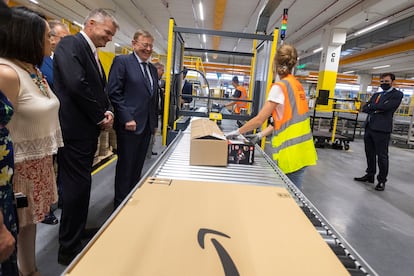 El director de Amazon España, Fred Pattje, y el president de la Generalitat Valenciana, Ximo Puig, durante la inauguración, este lunes, del centro logístico en Onda (Castellón).