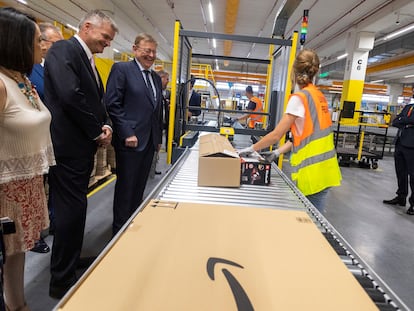 El director de Amazon España, Fred Pattje, y el president de la Generalitat Valenciana, Ximo Puig, durante la inauguración, este lunes, del centro logístico en Onda (Castellón).