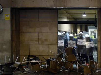 Agentes de la Guardia Urbana loqueados por los manifestantes durante los actos de protesta a favor del barrio de Gamonal de Burgos.