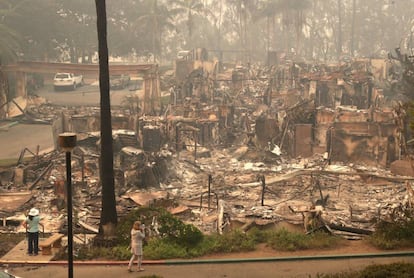 El viernes llegó a haber más de 200.000 personas evacuadas de sus casas por el peligro de los incendios. El domingo, unas 80.000 seguían sin poder volver, sobre todo los afectados por el Thomas Fire, en Ventura. Este es el paisaje que se encuentran al volver muchos de ellos. Más de 600 estructuras han ardido. El fuego llegó por el viento, y la destrucción es inquietantemente aleatoria. Hay casas arrasadas junto a otras intactas. Aún no se ha hecho una valoración de los daños económicos.