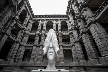 La obra 'Detrás del muro' del artista Jaume Plensa, en el patio del Museo Nacional de Arte en Ciudad de México.