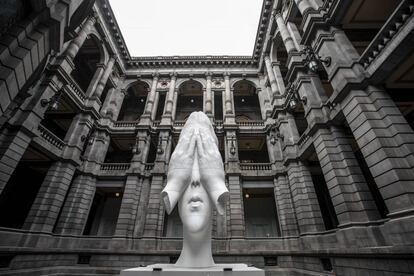 La obra 'Detrás del muro' del artista Jaume Plensa, en el patio del Museo Nacional de Arte en Ciudad de México.