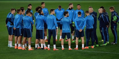 Zidane charla con sus jugadores durante un entrenamiento.