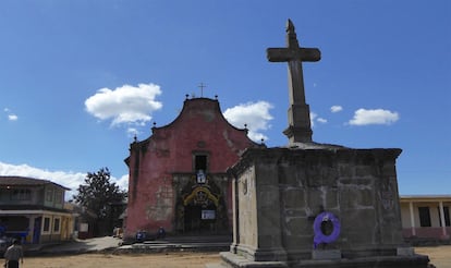 Fachada de la Iglesia de Nurio antes del incendio.