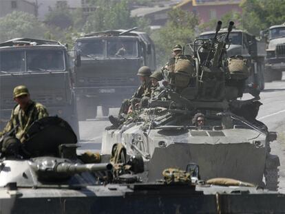 Vehículos militares rusos circulan por una carretera, ayer, en las cercanías de la ciudad de Gori.