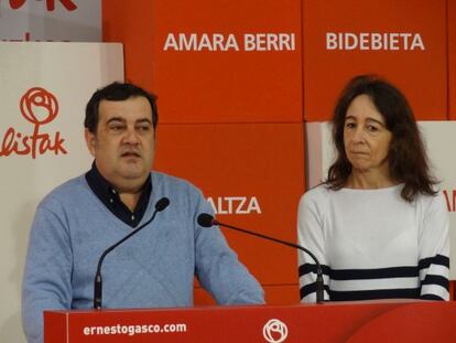 El candidato socialista a la alcaldía donostiarra, Ernesto Gasco, junto a la edil de su partido Marisol Garmendia.