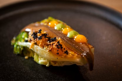 Ensalada de verbena: anchoa de Casa Santoña, gotas de yema de huevo y cogollo de lechuga a la plancha. 