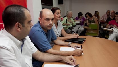 Gabriel Echávarri (mirando hacia su derecha), en la reunión de los socialistas alicantinos