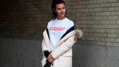 "Love will keep up together" ("el amor nos mantendrá unidos, en castellano) fue el mensaje que la modelo Jenny Albright lució estampado sobre camiseta blanca.