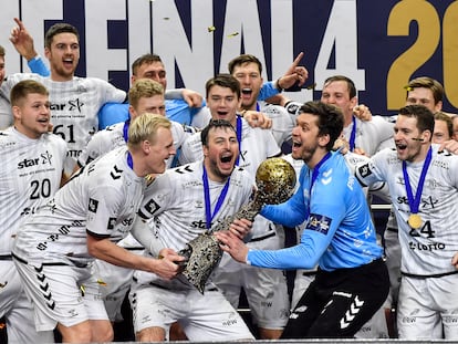 Los jugadores del Kiel celebran el título de la Champions, tras derrotar al Barça.