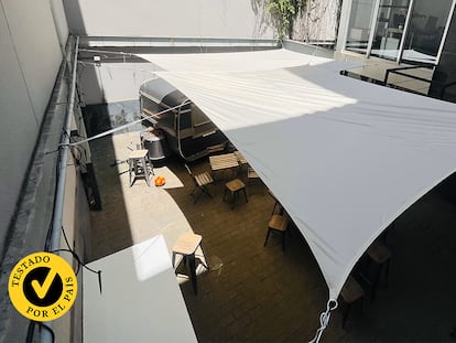 Toldo de vela instalado en una terraza de una casa.