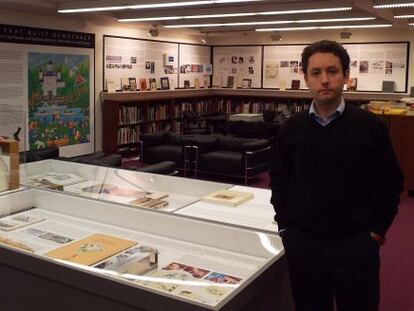 Manuel López junto a su exposición sobre arquitectura valenciana en la biblioteca de Harvard.