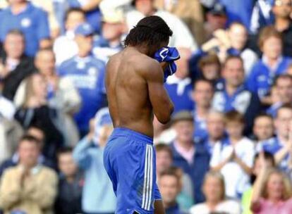 Drogba se marcha del campo tras ser expulsado ayer.