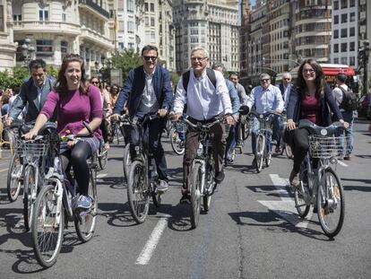 De derecha a izquierda, la vicepresidenta del Consell, Mònica Oltra, el alcalde de Valencia, Joan Ribó, y edil de Sostenibilidad, Giuseppe Grezzi.