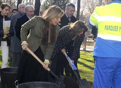 Ana Botella, pala en mano en el el Parque de Roma.